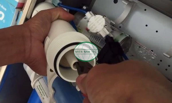 Cách thay màng lọc RO