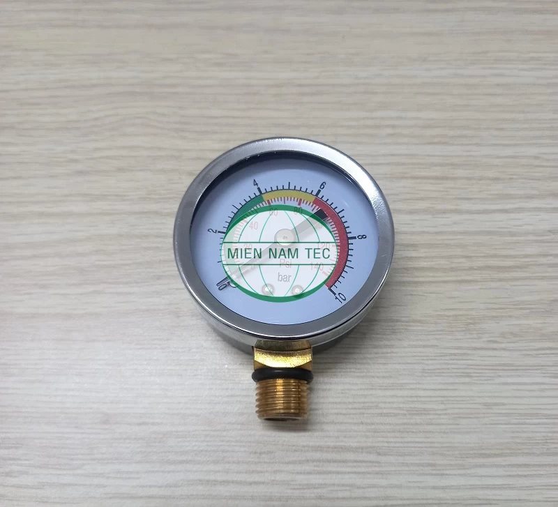 Đồng hồ đo áp suất được lắp trực tiếp vào nắp trên thông qua khớp ren