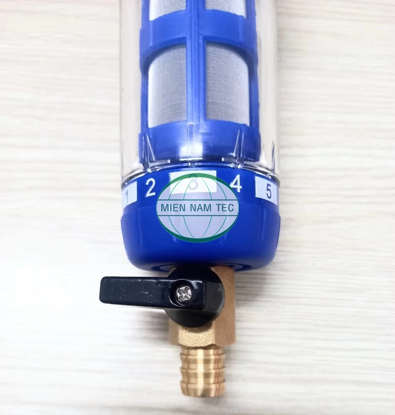 Van xả cặn định kỳ được làm từ hợp kim đồng nằm bên dưới đáy cốc lọc