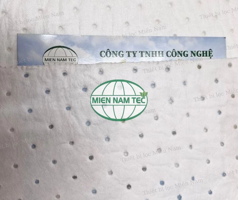 Hình ảnh cận cảnh của tấm thấm dầu khi được cắt ra từ cuộn thấm dầu