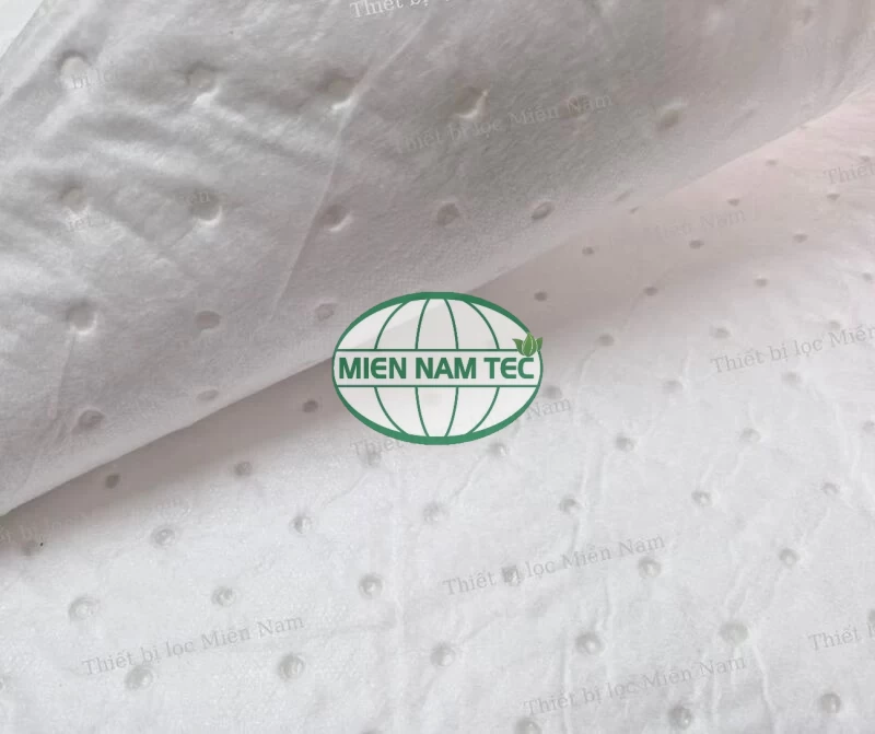Ưu điểm và hình ảnh thực tế của cuộn thấm dầu khi được cắt nhỏ sử dụng
